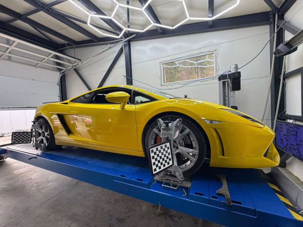 Lamborghini Gallardo pri nastavovaní 3D geometrie v dielni v Čadci