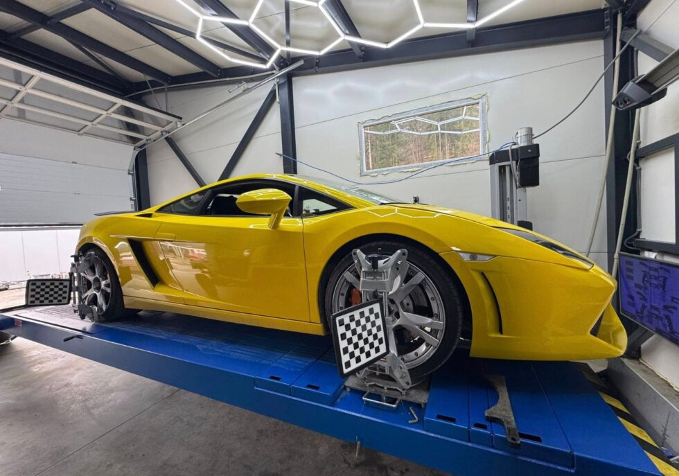 Lamborghini Gallardo pri nastavovaní 3D geometrie v dielni v Čadci