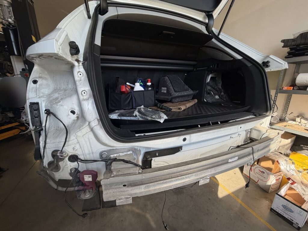 Montáž parkovacích senzorov na Audi A4 – zložený zadný nárazník a kabeláž