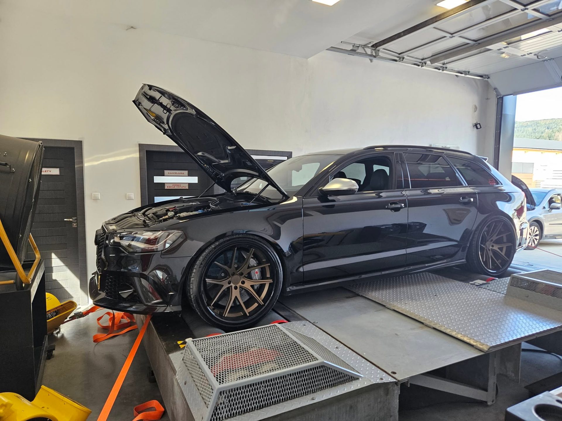Audi RS6 Avant na valcovej skúšobni s otvorenou kapotou