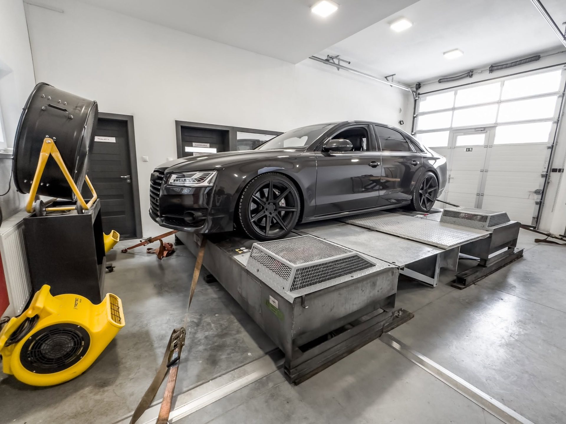 Audi S8 na valcovej skúšobni v Čadci