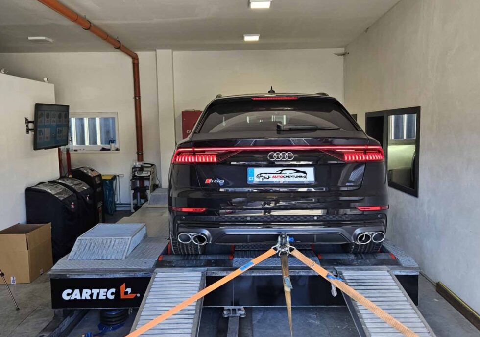 Audi SQ8 upevnené na štvorkolesovej valcovej skúšobni CARTEC