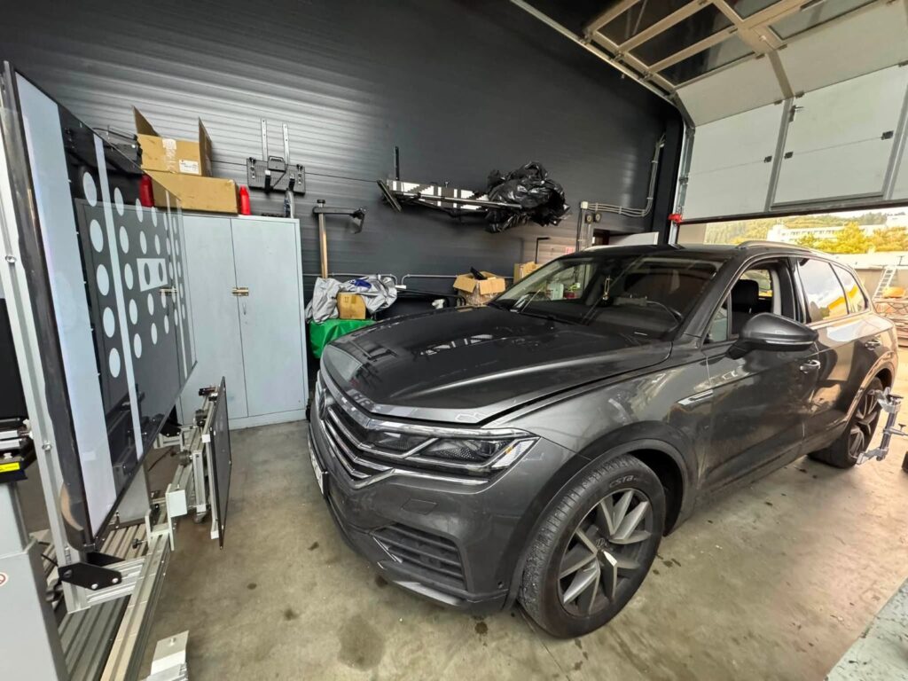 VW Touareg pred kalibračnou tabuľou pri kalibrácii kamery a radaru ADAS