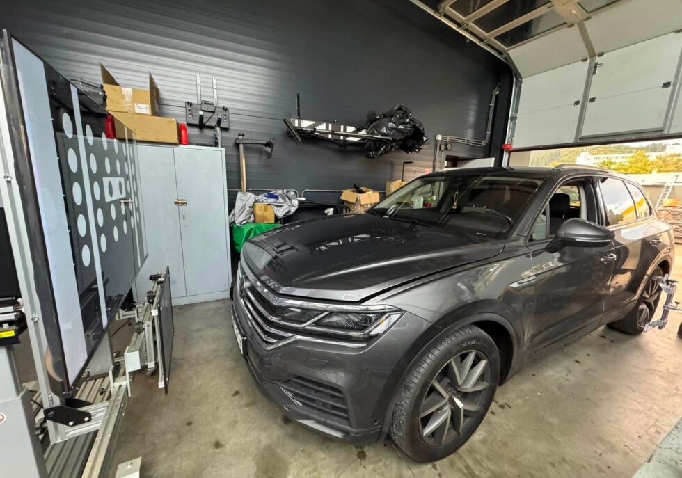 VW Touareg pred kalibračnou tabuľou pri kalibrácii kamery a radaru ADAS