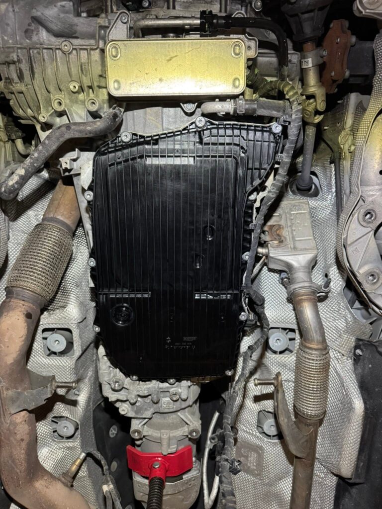 Olejová vaňa automatickej prevodovky ZF pred výmenou oleja