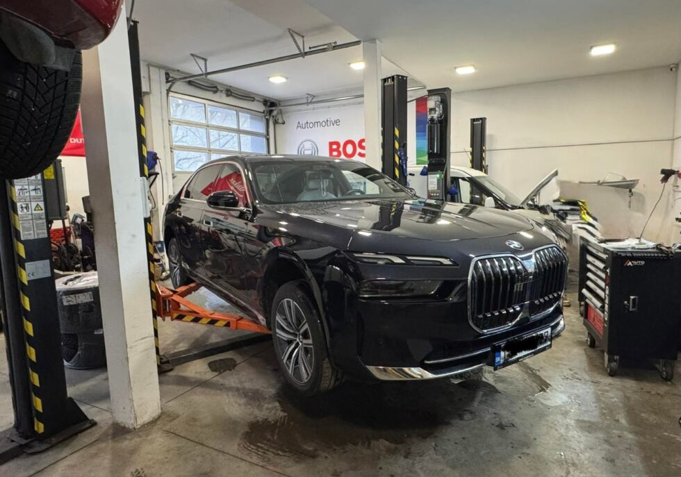 BMW radu 7 na zdviháku pri prezúvaní pneumatík v pneuservise v Čadci