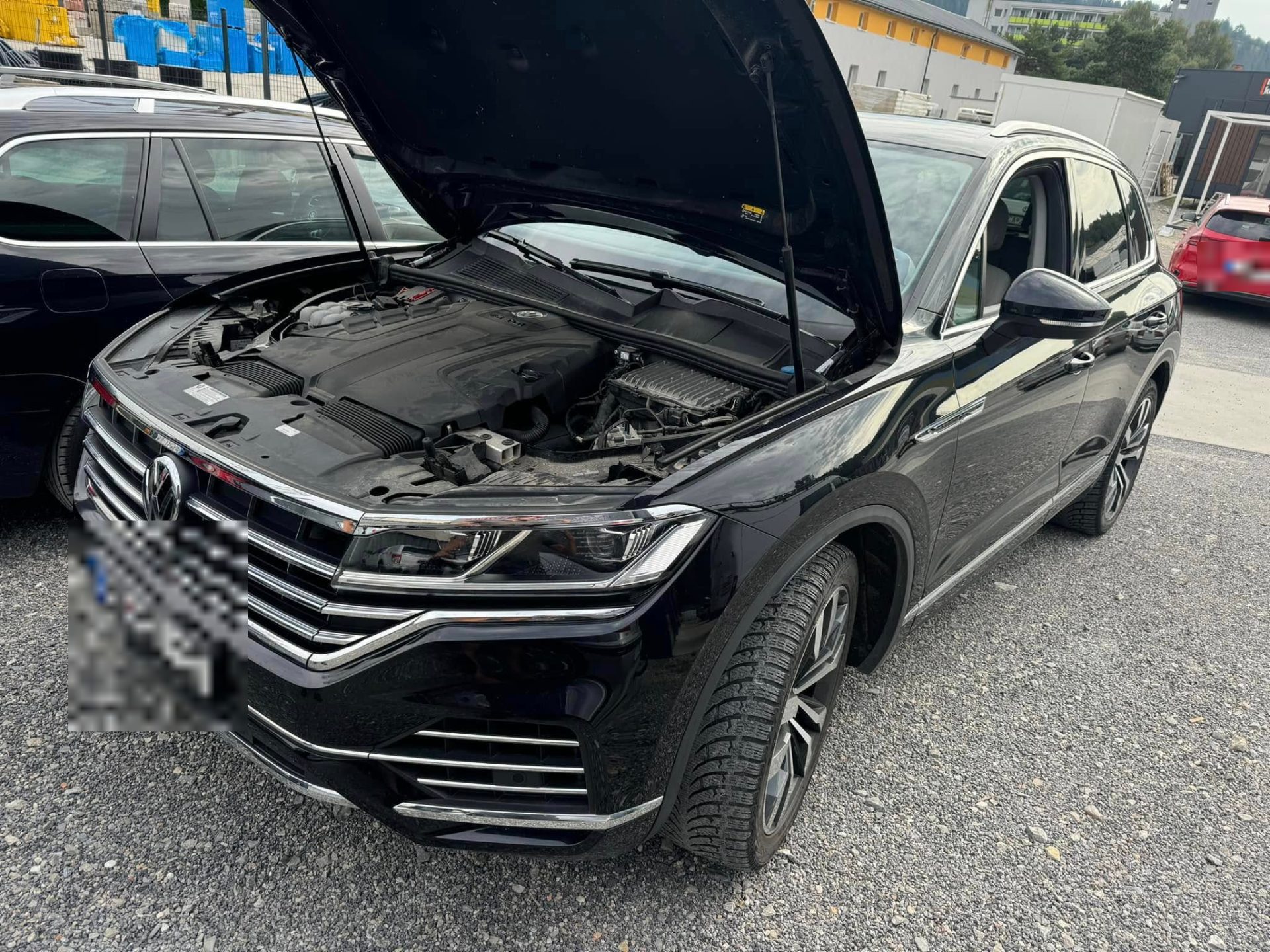 VW Touareg s otvorenou kapotou pred servisom v Čadci